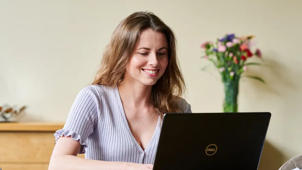Zorgprofessional van Floren zoekt een antwoord op de laptop