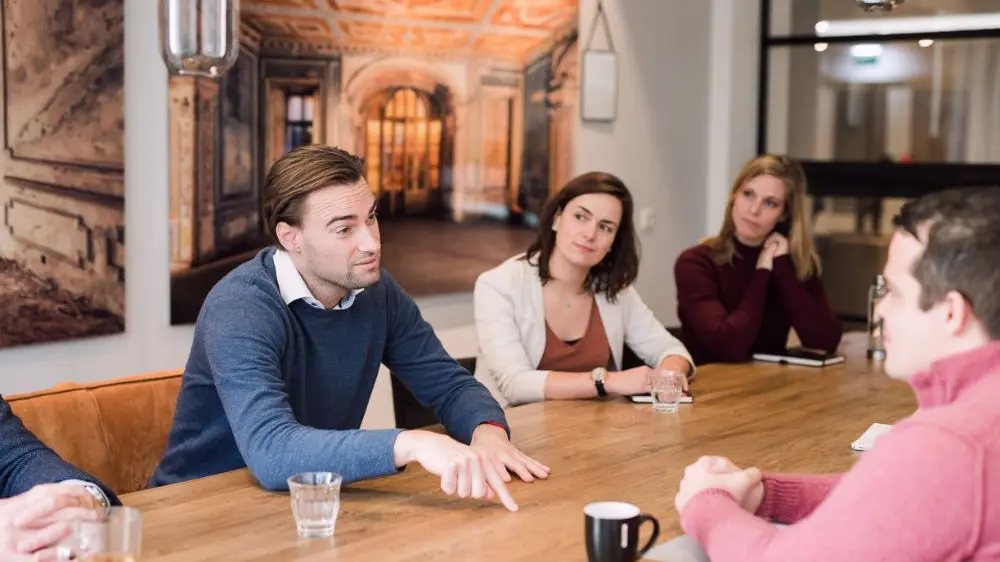 Professionals in gesprek tijdens een trainingssessie van Bureau Zuidema