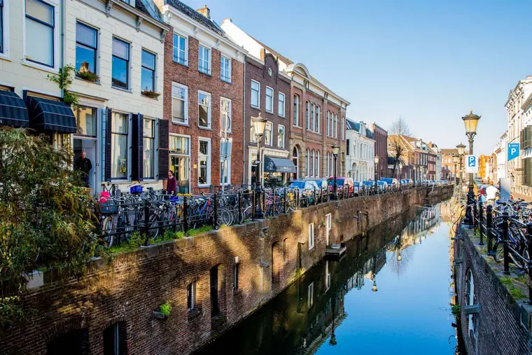 De Plompetorengracht in Utrecht met de historische gevelrij waar Brthrs kantoor houdt